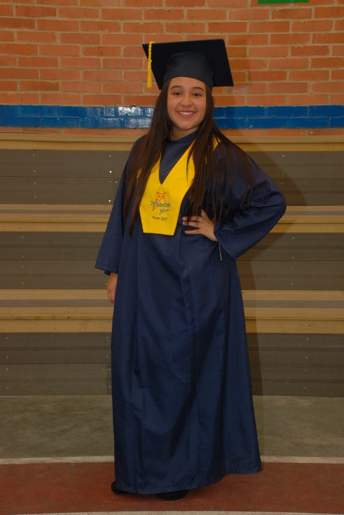 Estudiante graduado con toga y birrete Master Express