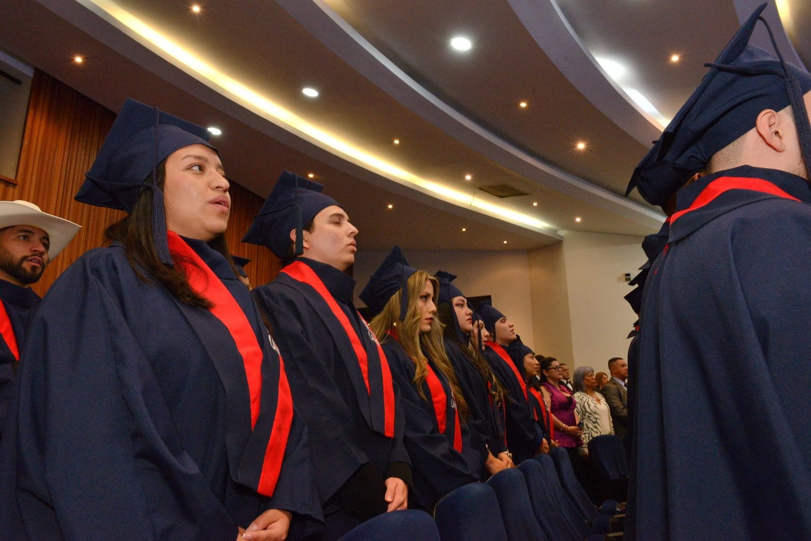 Ceremonia de grado con vestuario académico