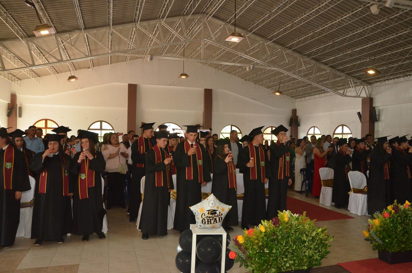 Ceremonia de grado universitaria con vestuario académico Master Express