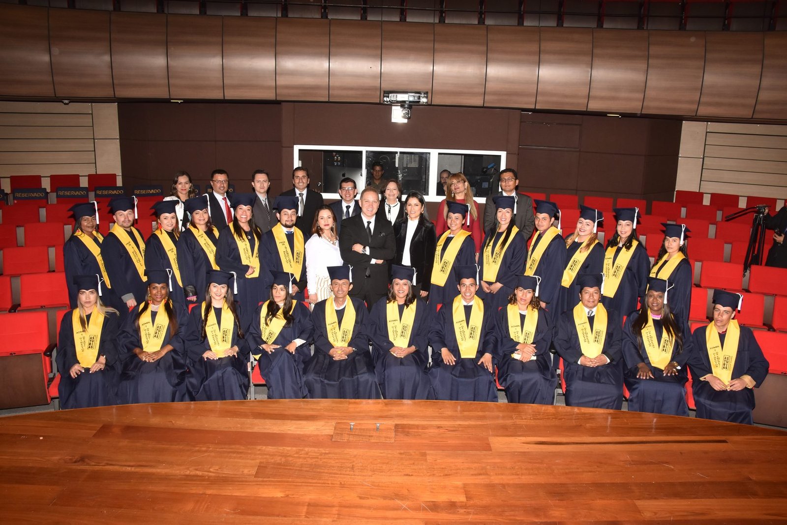Grupo de graduandos con vestuario académico Master Express