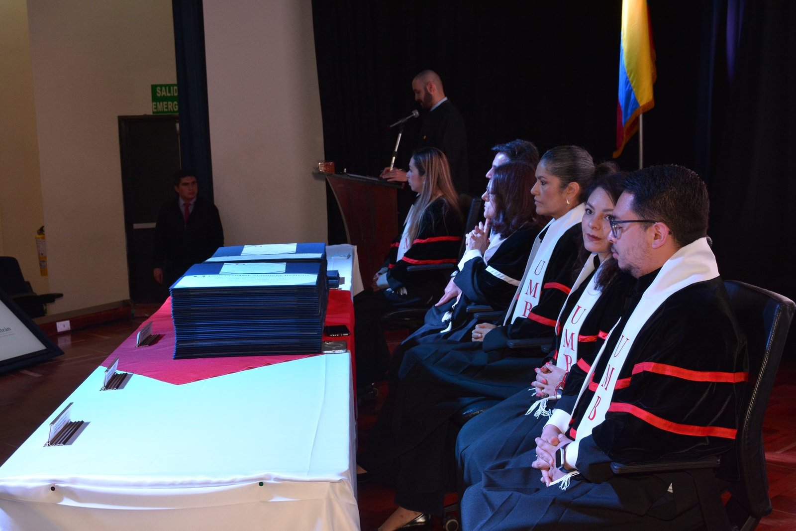 Acompañamiento institucional en ceremonia de grado con vestuario académico Master Express