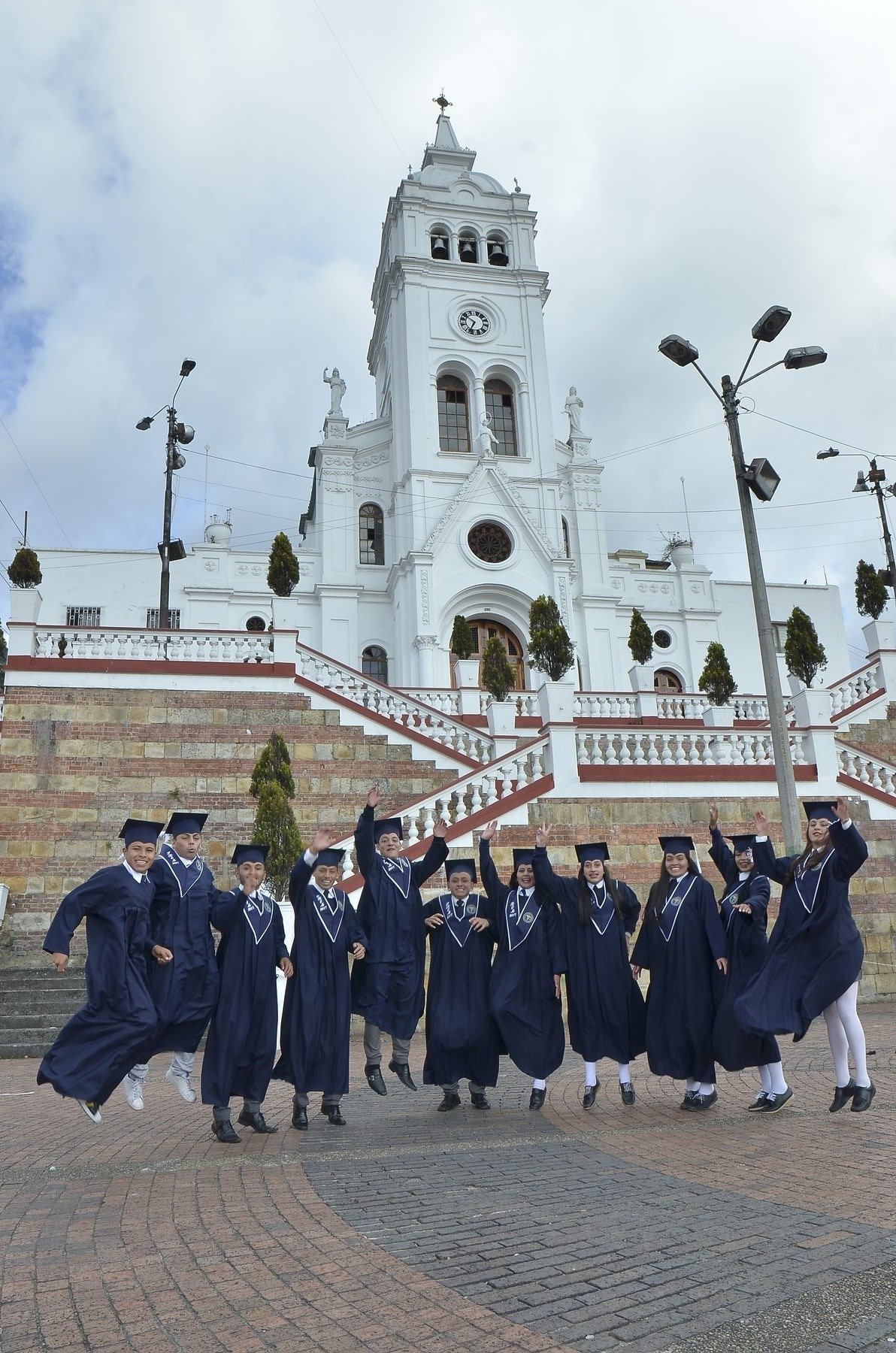 Graduandos universitarios con togas y birretes
