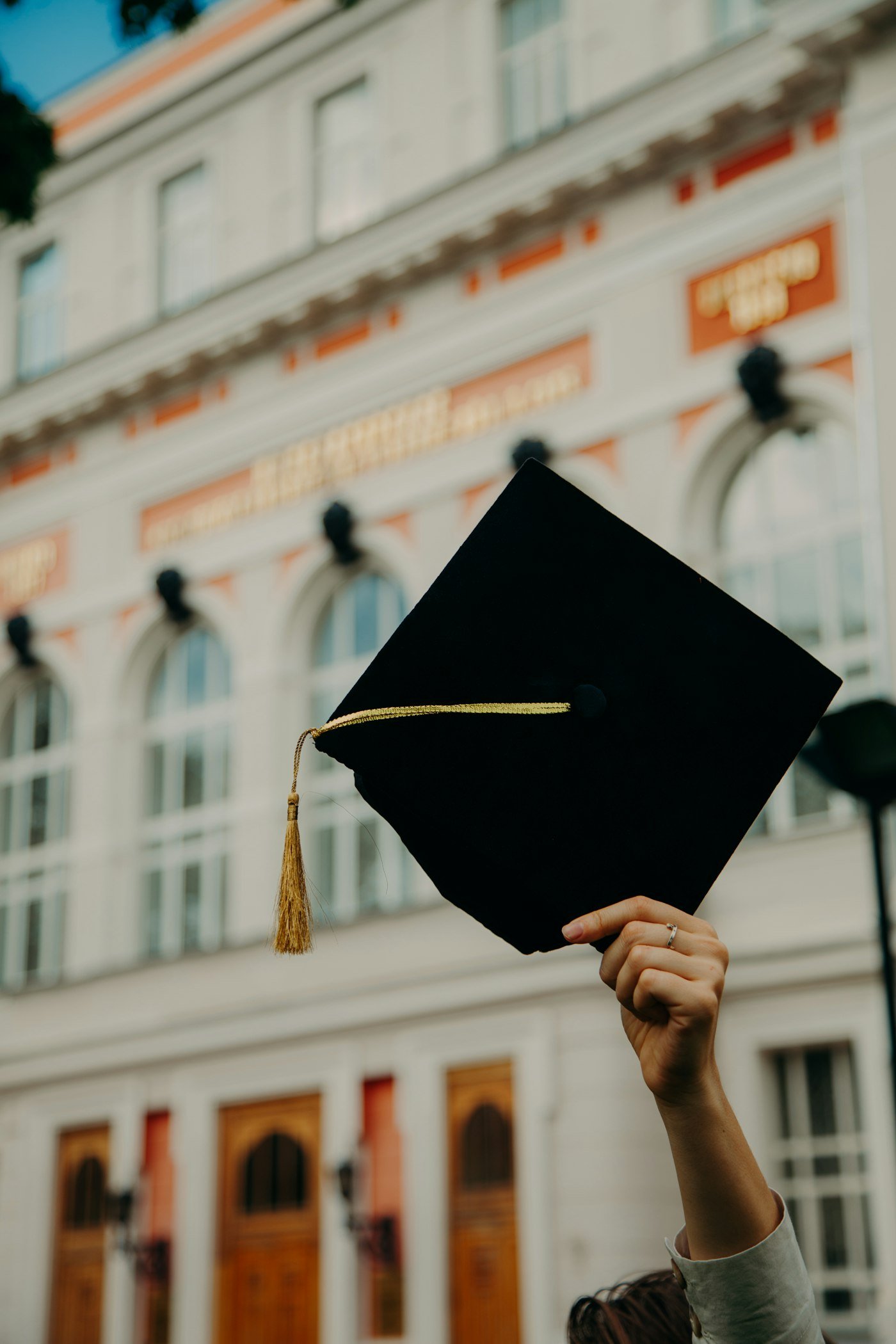 Birrete de graduación con borla dorada en primer plano