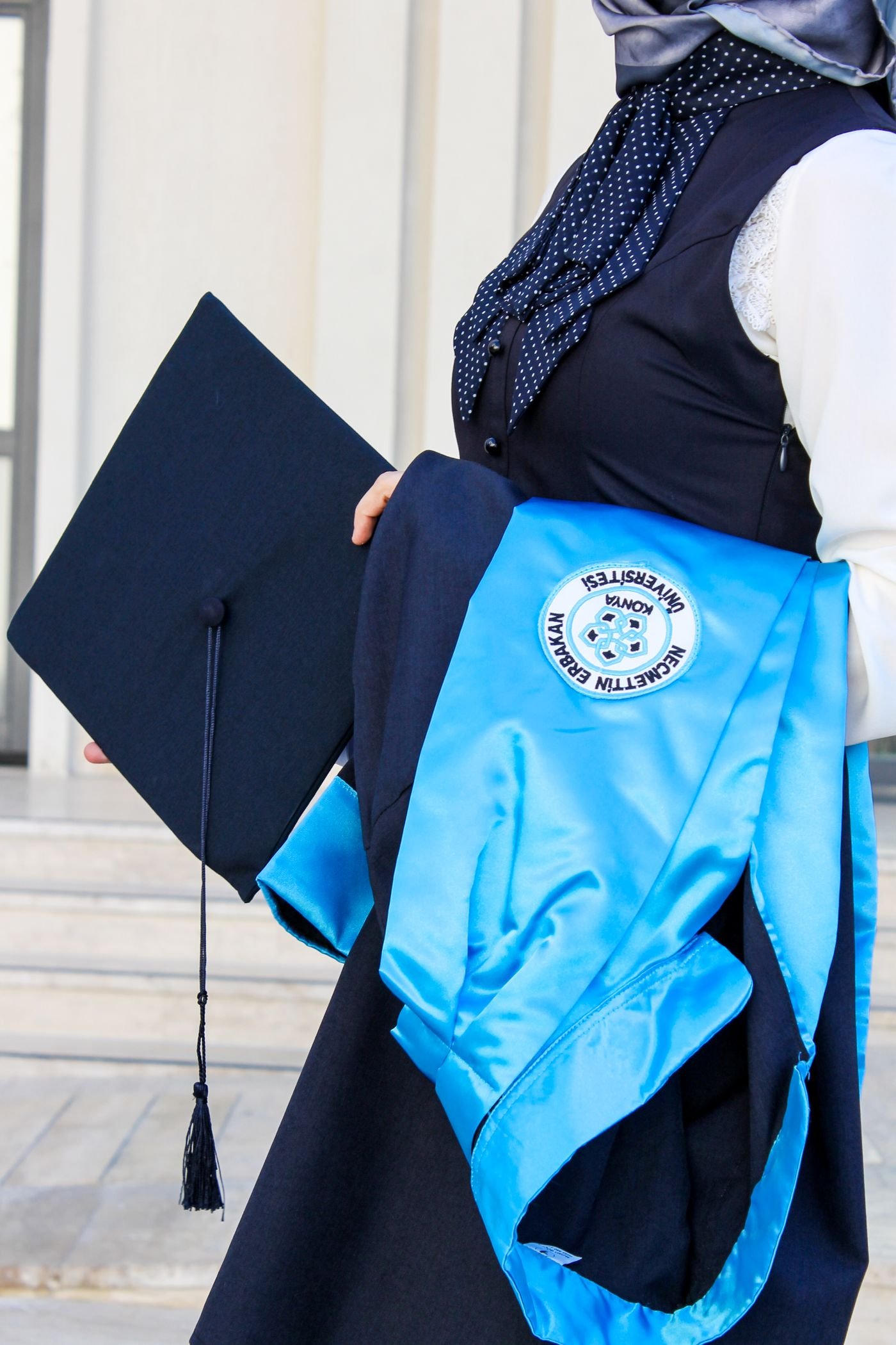 Toga y birrete de graduación en primer plano