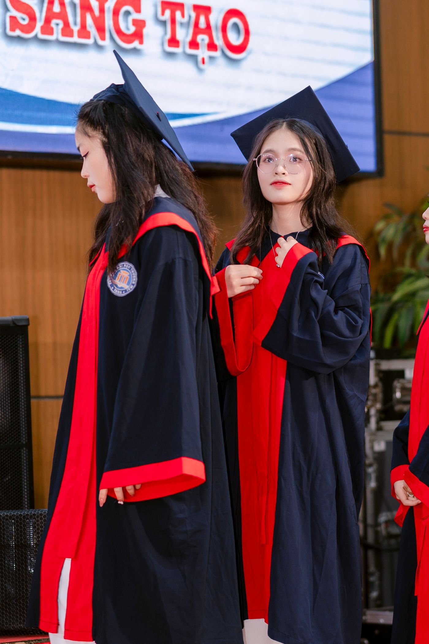 Estudiantes en ceremonia de grado con togas y birretes